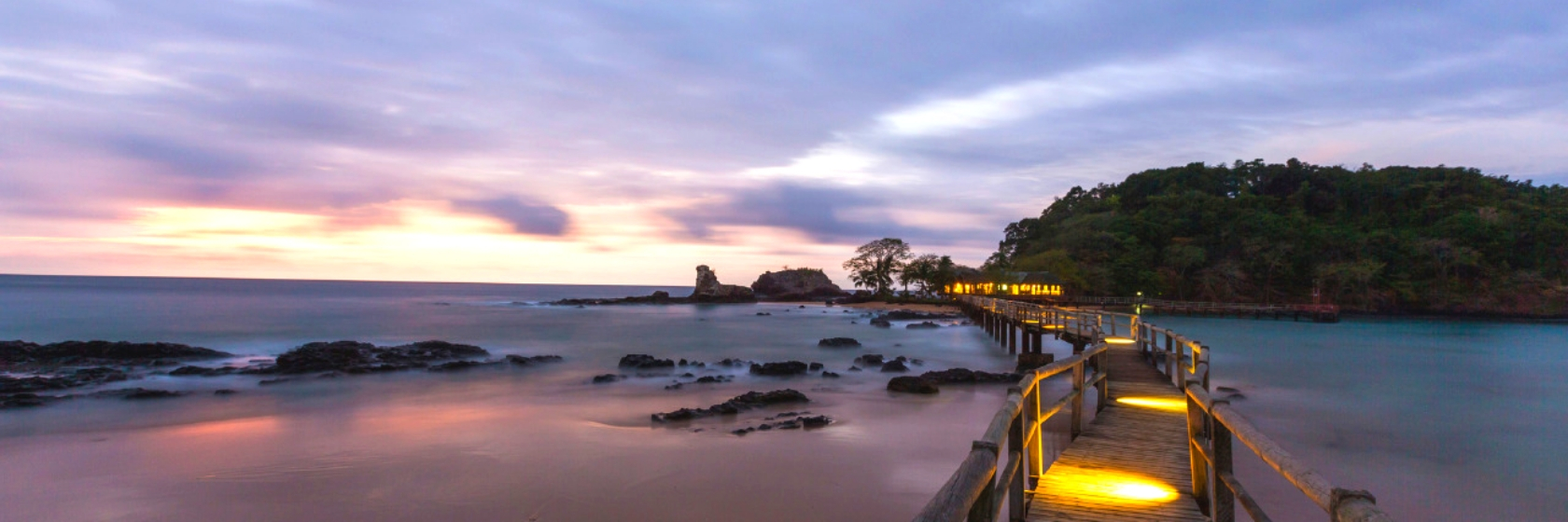 Brygga vid stranden i Sao Tome