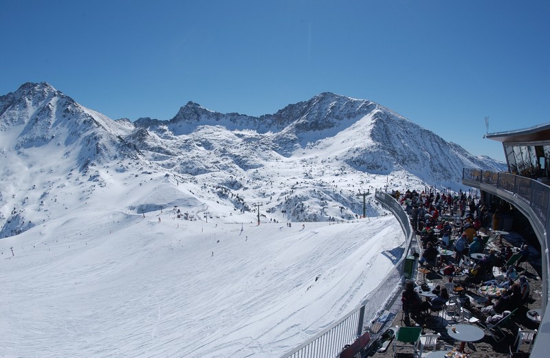 uteservering med utsikt mot backen i Grandvalira